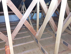 Zateplení stropu rodinného domu pomocí foukané izolace